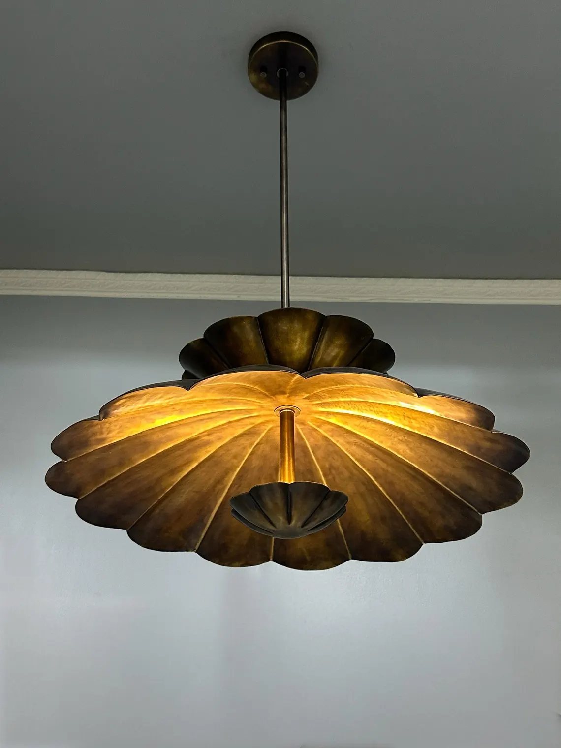 Antique Brass Shell Pendant Light – Handcrafted Scalloped Ceiling Fixture
